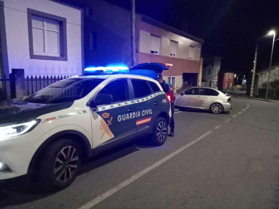 Una persecución de la Guardia Civil de Boiro acaba con un coche estrellado contra una casa en Ribeira