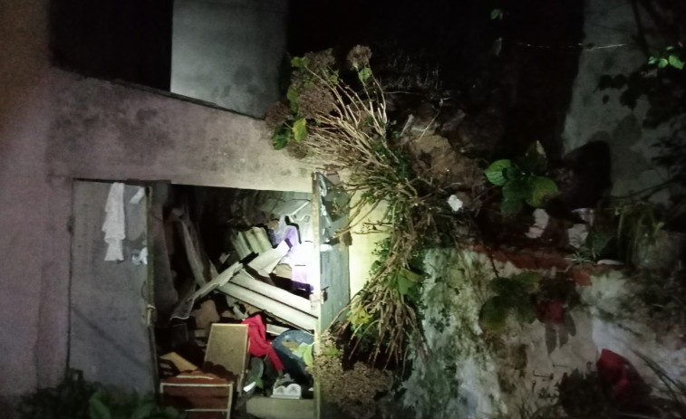 El derrumbe de parte del muro perimetral del cementerio de Ribeira causa daños en una casa