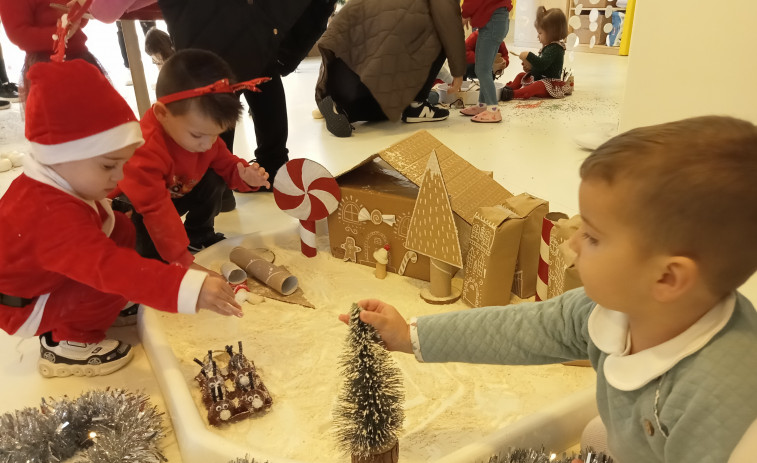 La guardería municipal de Ribeira estimula la creatividad de los niños con un innovador sistema de pedagogía activa