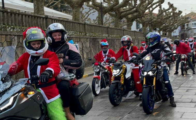 La Papanoelada Motera toma las calles de Rianxo para teñir de rojo la Navidad