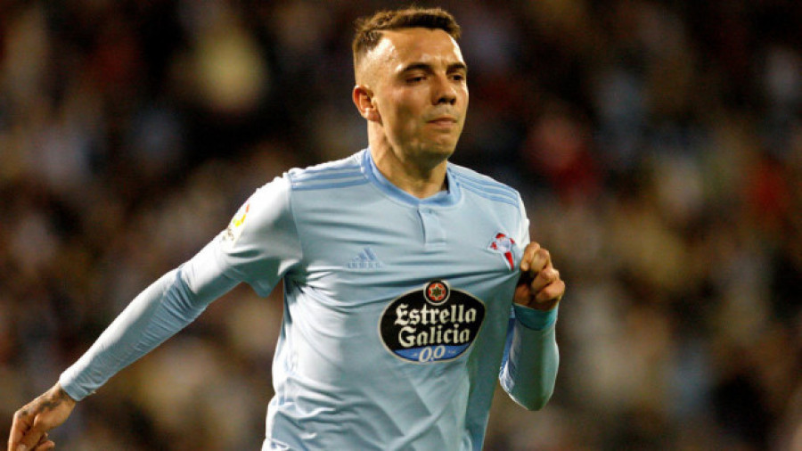 Iago Aspas,  en la calle Real