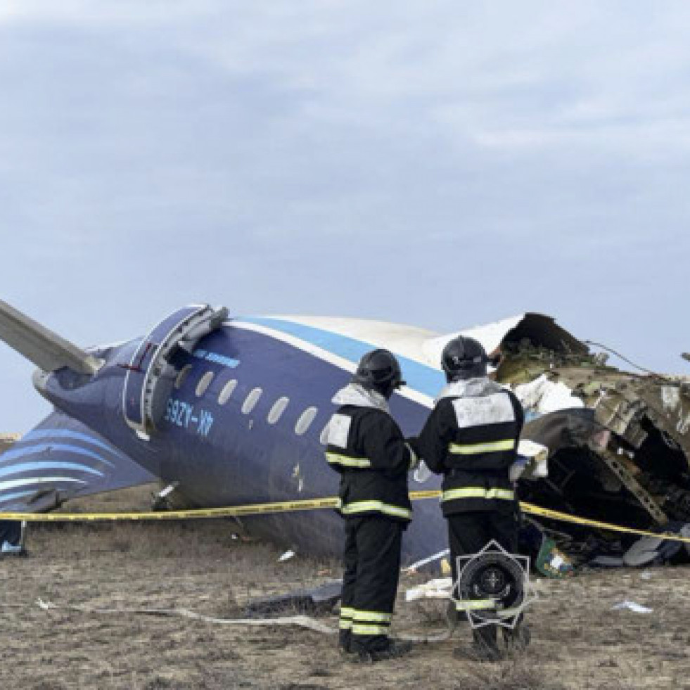 Tragedia aérea: un avión con 67 personas a bordo se estrella en Kazajistán