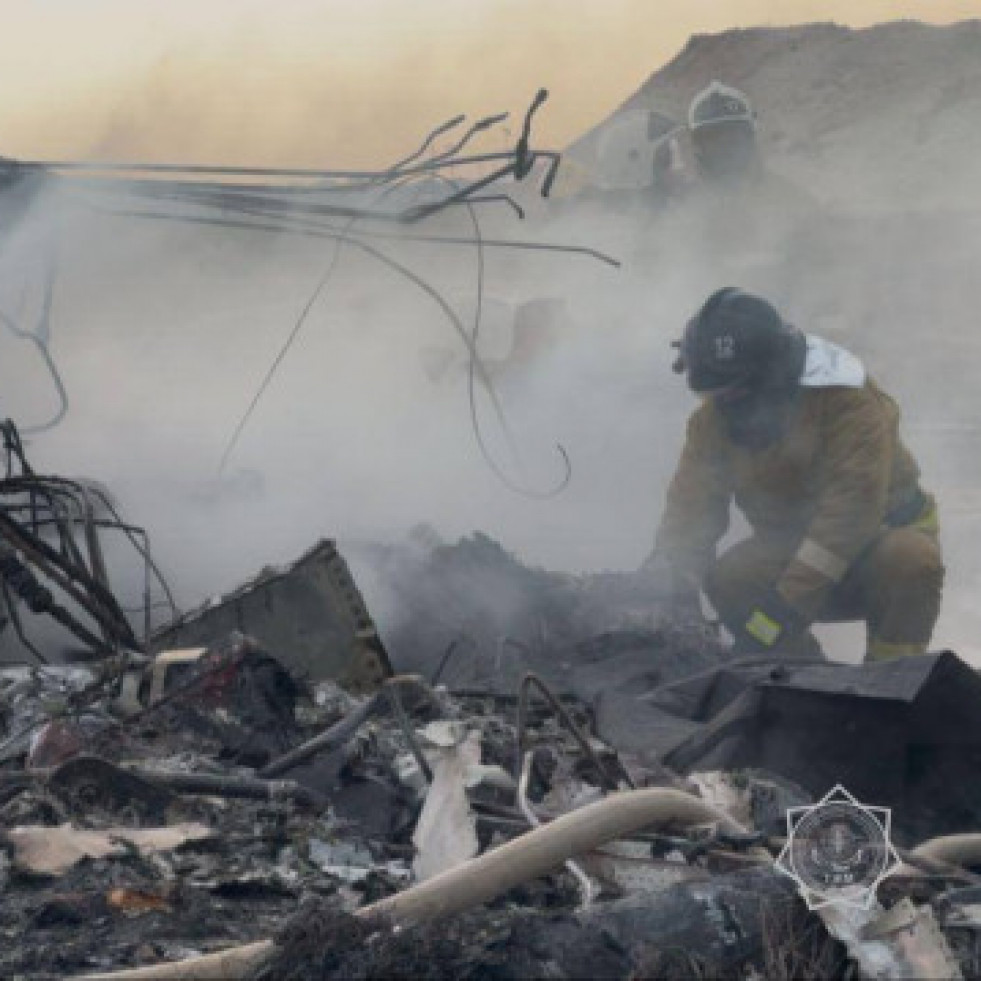 Hallan las cajas negras del avión azerbaiyano siniestrado en Kazajistán