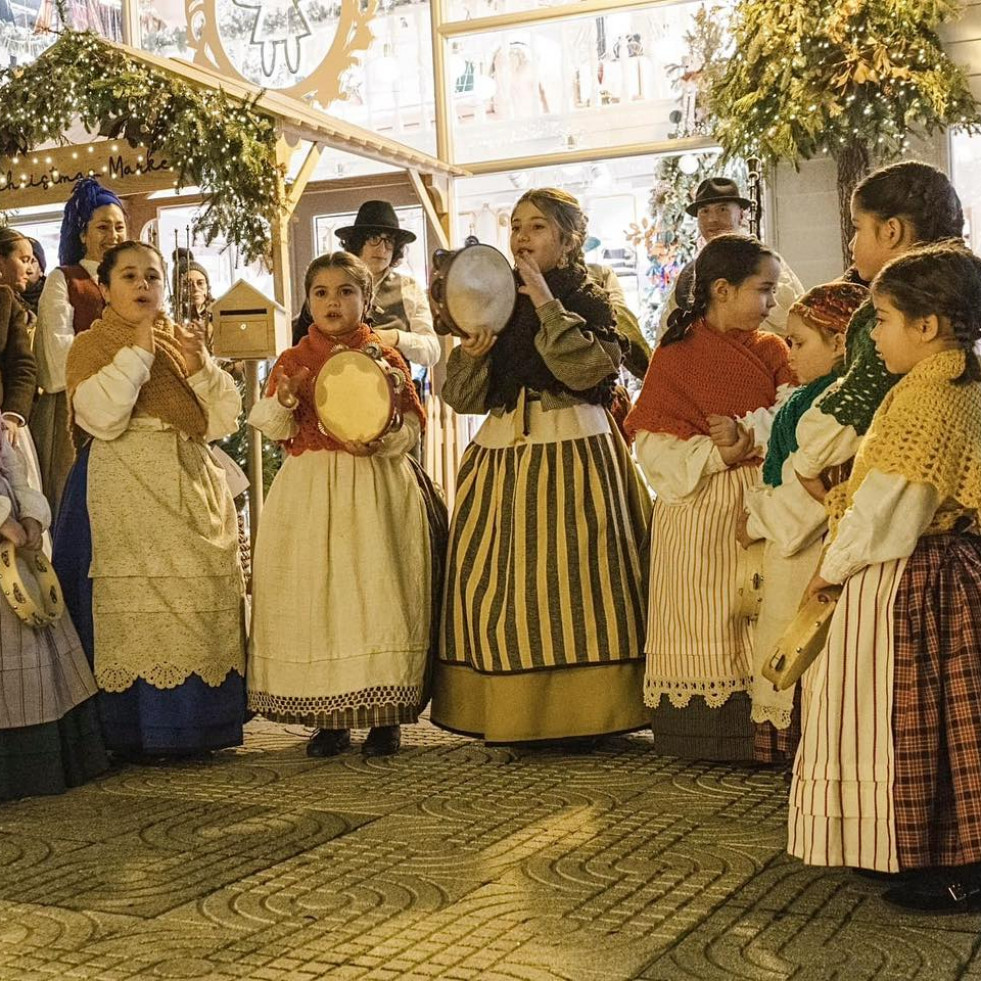 La asociación Abiñadoira celebra una foliada con espíritu navideño hoy en la Praza Pascual Veiga