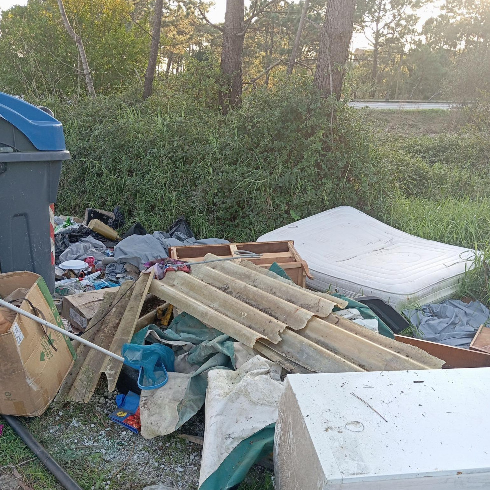 Vecinos de San Vicente do Mar, en O Grove, denuncian la falta de contenedores