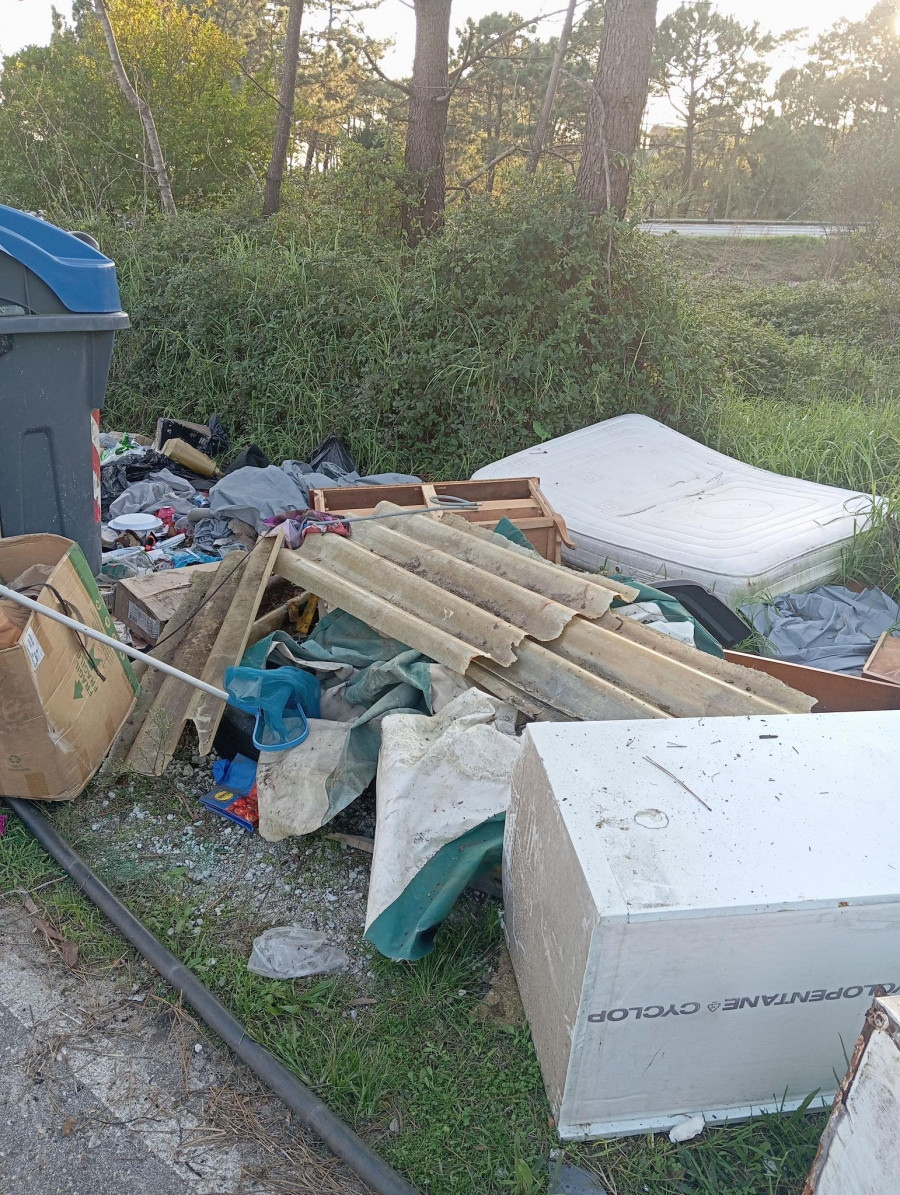 Vecinos de San Vicente do Mar, en O Grove, denuncian la falta de contenedores