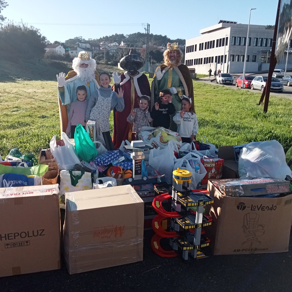 Reportaje | Ribeira hace de Reyes Magos para los niños de la DANA