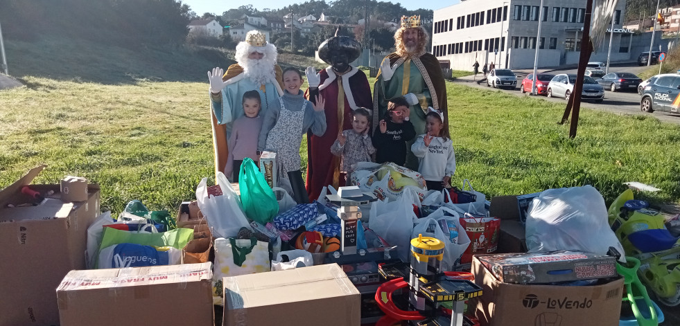 Reportaje | Ribeira hace de Reyes Magos para los niños de la DANA