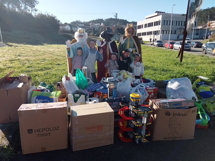 Reportaje | Ribeira hace de Reyes Magos para los niños de la DANA