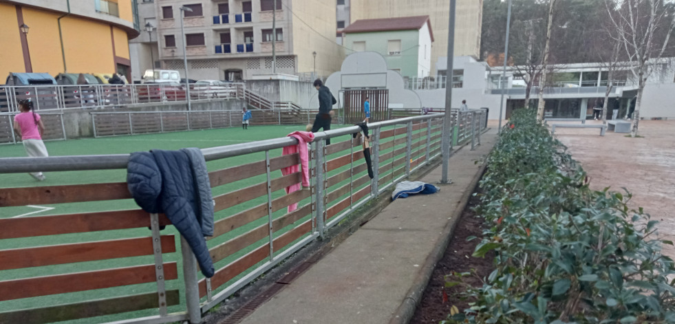 La brigada municipal de Jardines de Ribeira acomete mejoras en zonas verdes existentes y habilita otras nuevas