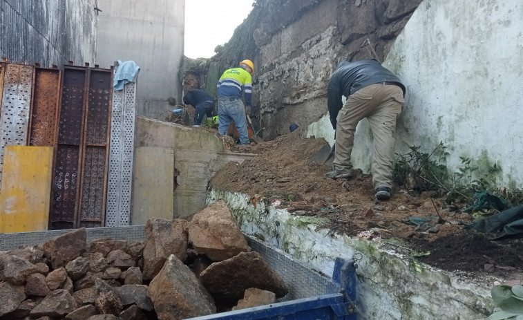 Reconstruyen el muro perimetral del cementerio municipal que se derrumbó sobre la casa de Rúa Amor Ruibal, en Ribeira