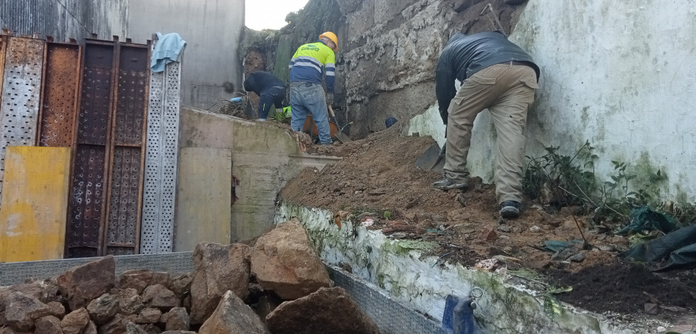 Reconstruyen el muro perimetral del cementerio municipal que se derrumbó sobre la casa de Rúa Amor Ruibal, en Ribeira