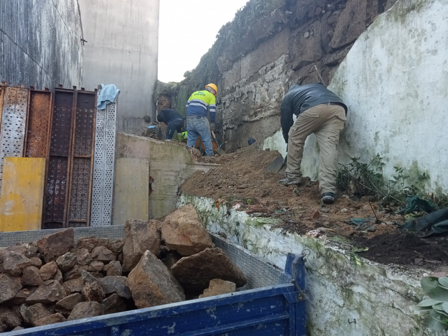 Reconstruyen el muro perimetral del cementerio municipal que se derrumbó sobre la casa de Rúa Amor Ruibal, en Ribeira