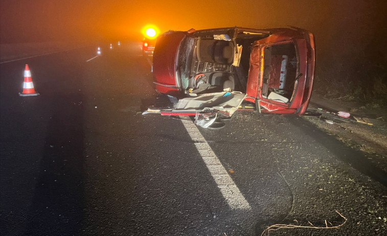 Herido de gravedad un conductor en un accidente con vuelco en la Autovía do Barbanza en Boiro