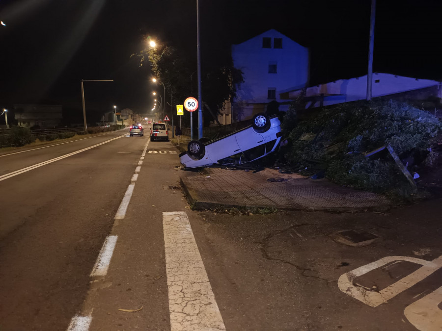 Dos jóvenes heridos tras volcar el coche en el que viajaban en O Grove