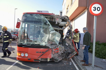 AutobsurbanodeACoruachocacontraunacasadeMeicendeJavierAlbors3