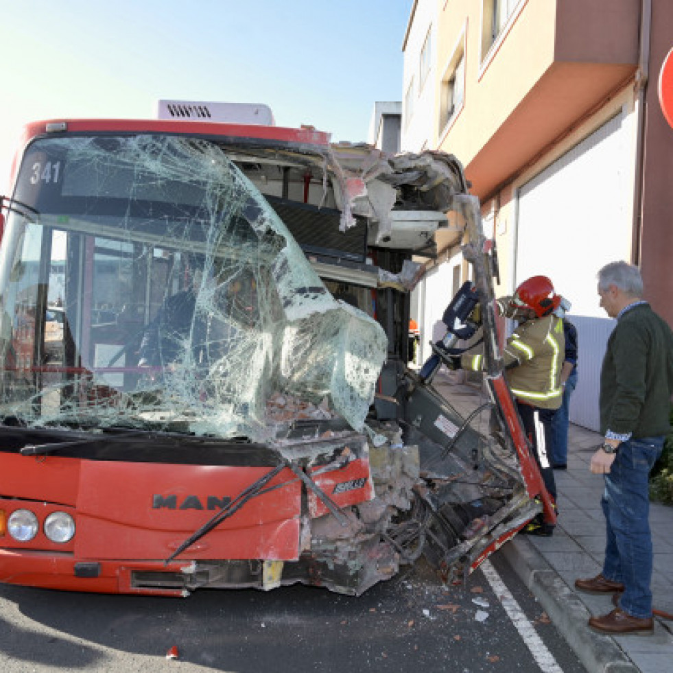 Un autobús urbano de A Coruña choca contra una casa en Meicende