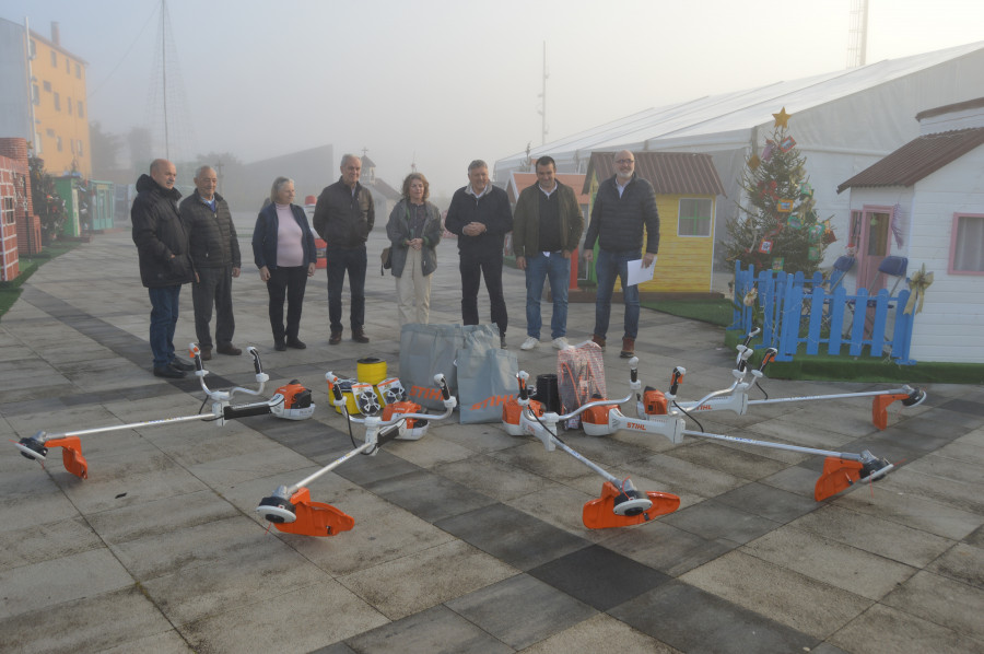 El Concello de Sanxenxo entrega a los vecinos de Vilalonga y Dorrón desbrozadoras para la prevención de los incendios