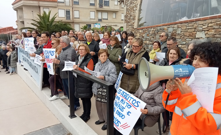 Recogidas 1.590 firmas para pedir la cobertura 100% de los dos médicos asignados en el centro de salud de Aguiño