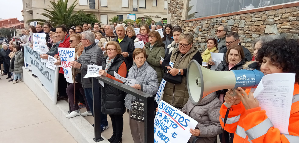 Recogidas 1.590 firmas para pedir la cobertura 100% de los dos médicos asignados en el centro de salud de Aguiño