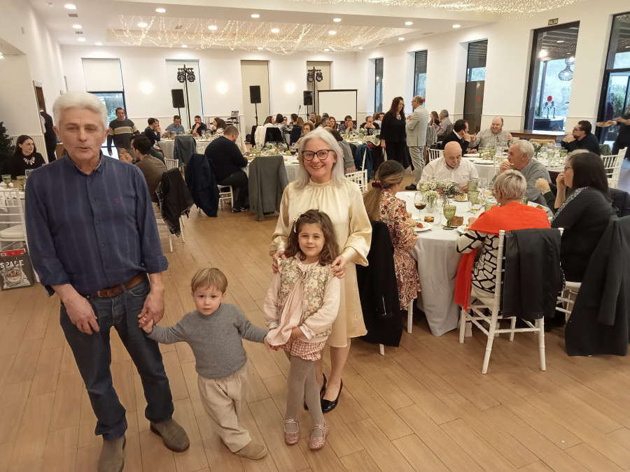 El electricista municipal pobrense Juan Manuel Hermo recibe el homenaje de sus compañeros por su jubilación