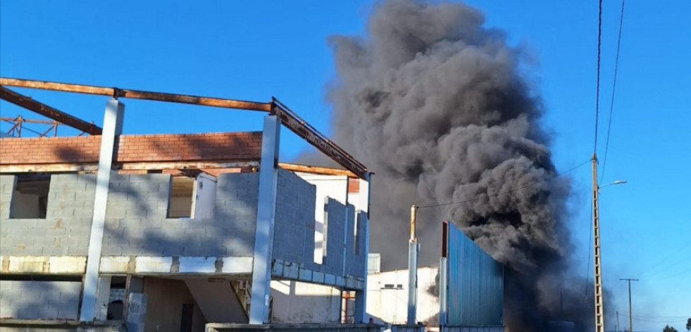 Los Bomberos de Ribeira y Boiro intervinieron este año en la extinción de media docena de incendios en naves industriales