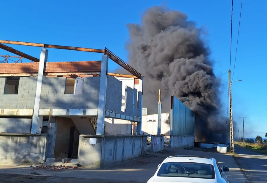 Los Bomberos de Ribeira y Boiro intervinieron este año en la extinción de media docena de incendios en naves industriales