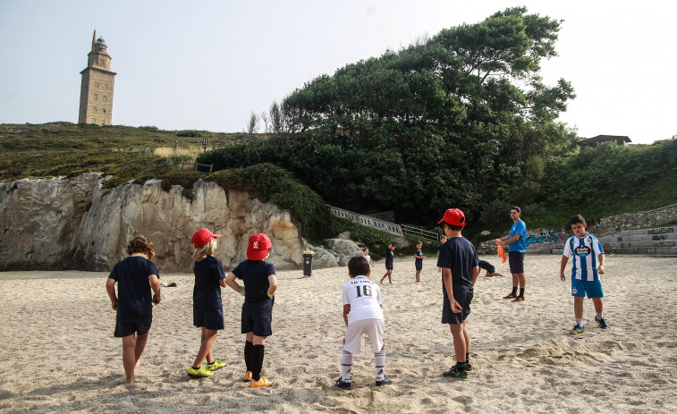 Talitrus Fútbol Playa organiza su primer campus en la playa de A Concha-Compostela