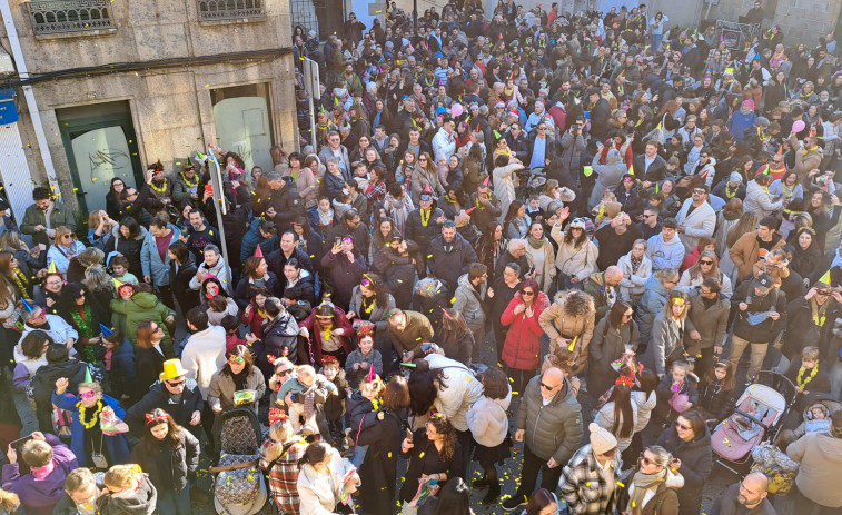 A Pobra entró este mediodía de forma simbólica en el 2025 con las precampanadas