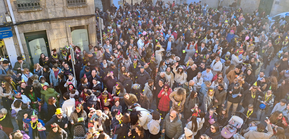 A Pobra entró este mediodía de forma simbólica en el 2025 con las precampanadas