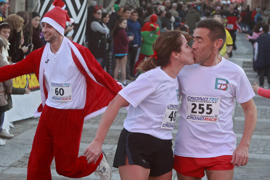 Pablo Otero gana en Cambados una San Silvestre que conjugó humor y solidaridad