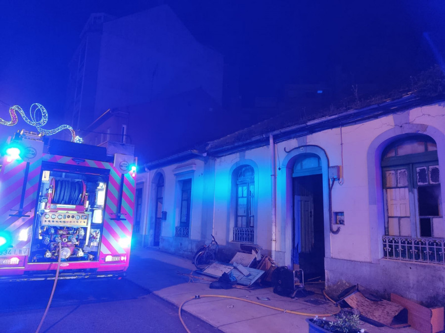 Un incendio en una casa okupa en Os Duráns moviliza a los servicios de Emerxencias