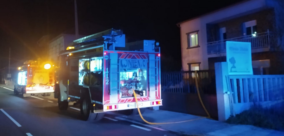 Un incendio en un lavavajillas afectó por completo al electrodoméstico y parcialmente a los muebles de su alrededor en Boiro