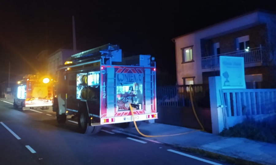 Un incendio en un lavavajillas afectó por completo al electrodoméstico y parcialmente a los muebles de su alrededor en Boiro