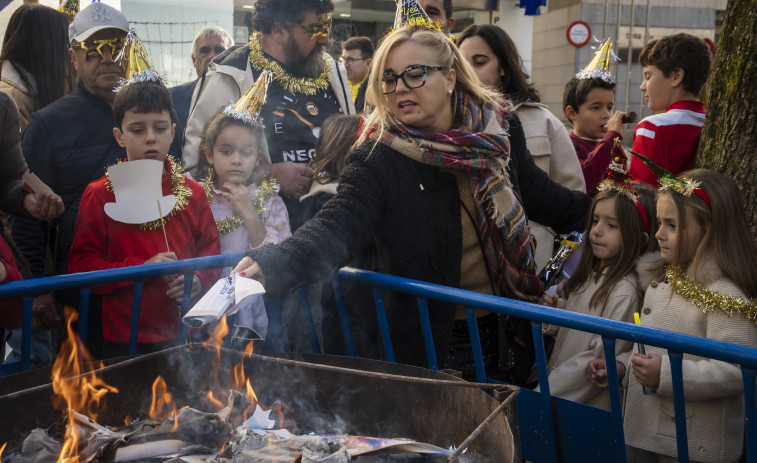 Sanxenxo despidió el año 2024 a golpe de los tradicionales chapuzón solidario y quema de calendarios