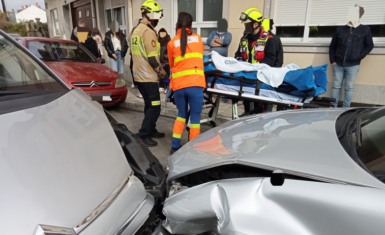 Herida una conductora de 41 años en una colisión frontal en una calle de dirección única en Ribeira