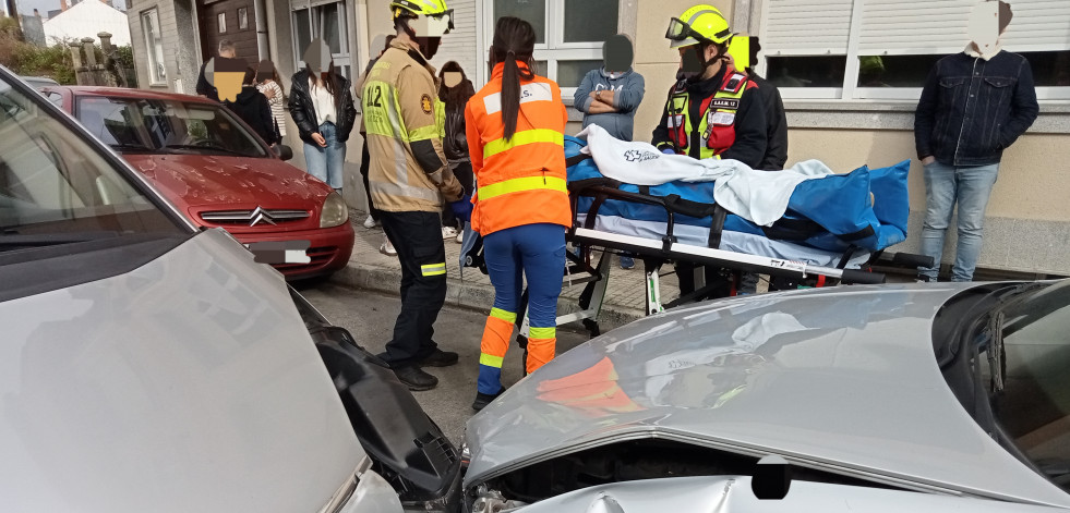 Herida una conductora de 41 años en una colisión frontal en una calle de dirección única en Ribeira