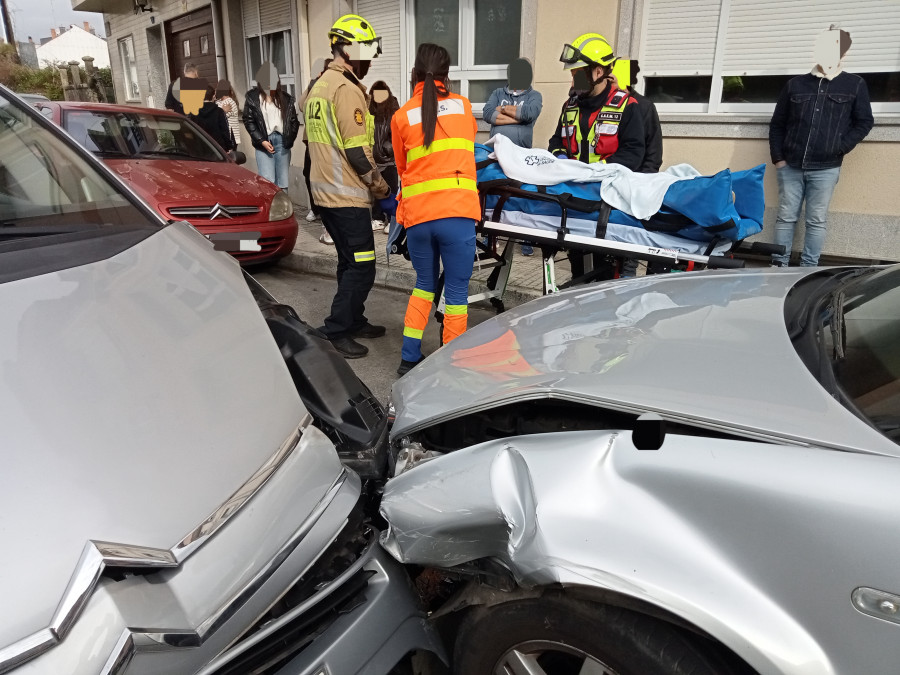 Herida una conductora de 41 años en una colisión frontal en una calle de dirección única en Ribeira