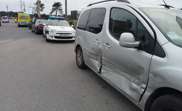 Herida una conductora de mediana edad en una colisión frontolateral en Ribeira