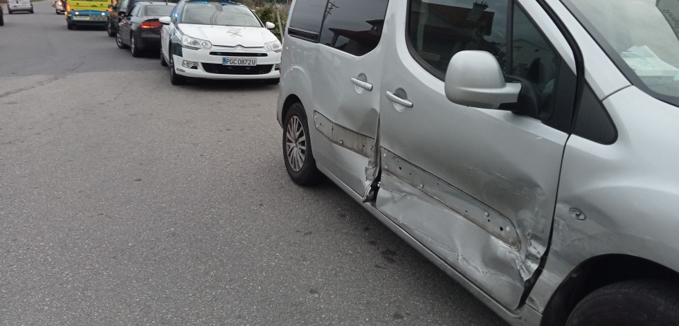 Herida una conductora de mediana edad en una colisión frontolateral en Ribeira