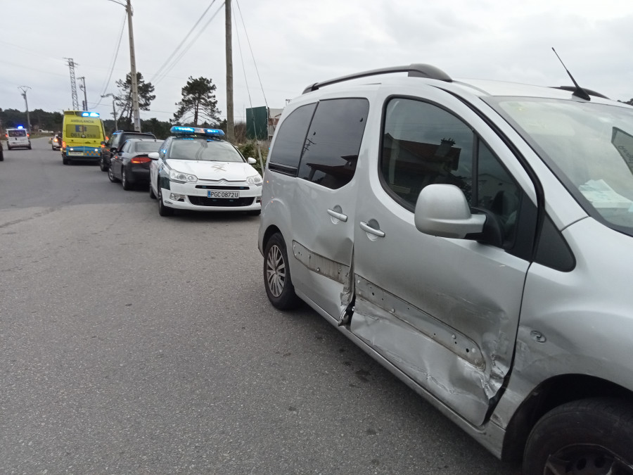 Herida una conductora de mediana edad en una colisión frontolateral en Ribeira