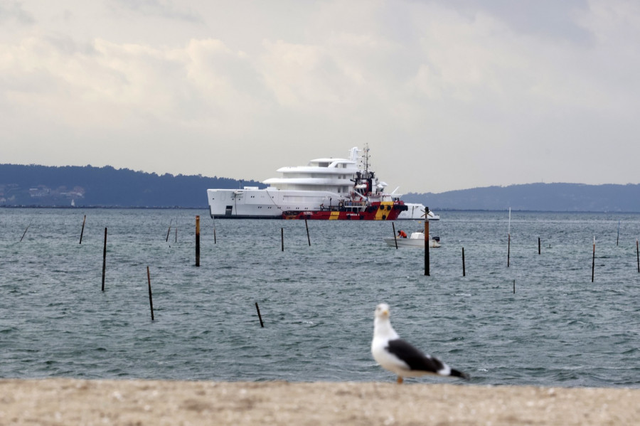 El megayate Amels 80 se refugia en Vilagarcía en su viaje hacia Países Bajos