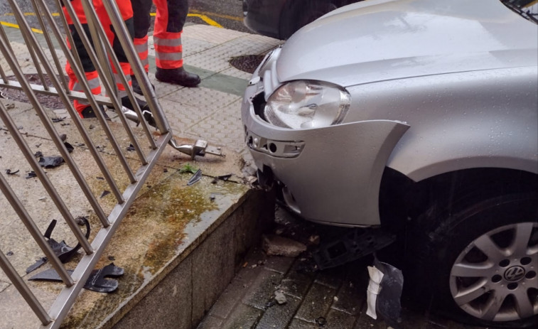 Herida una conductora en una colisión entre dos vehículos en la Rúa Estatuto de Galicia, en Boiro