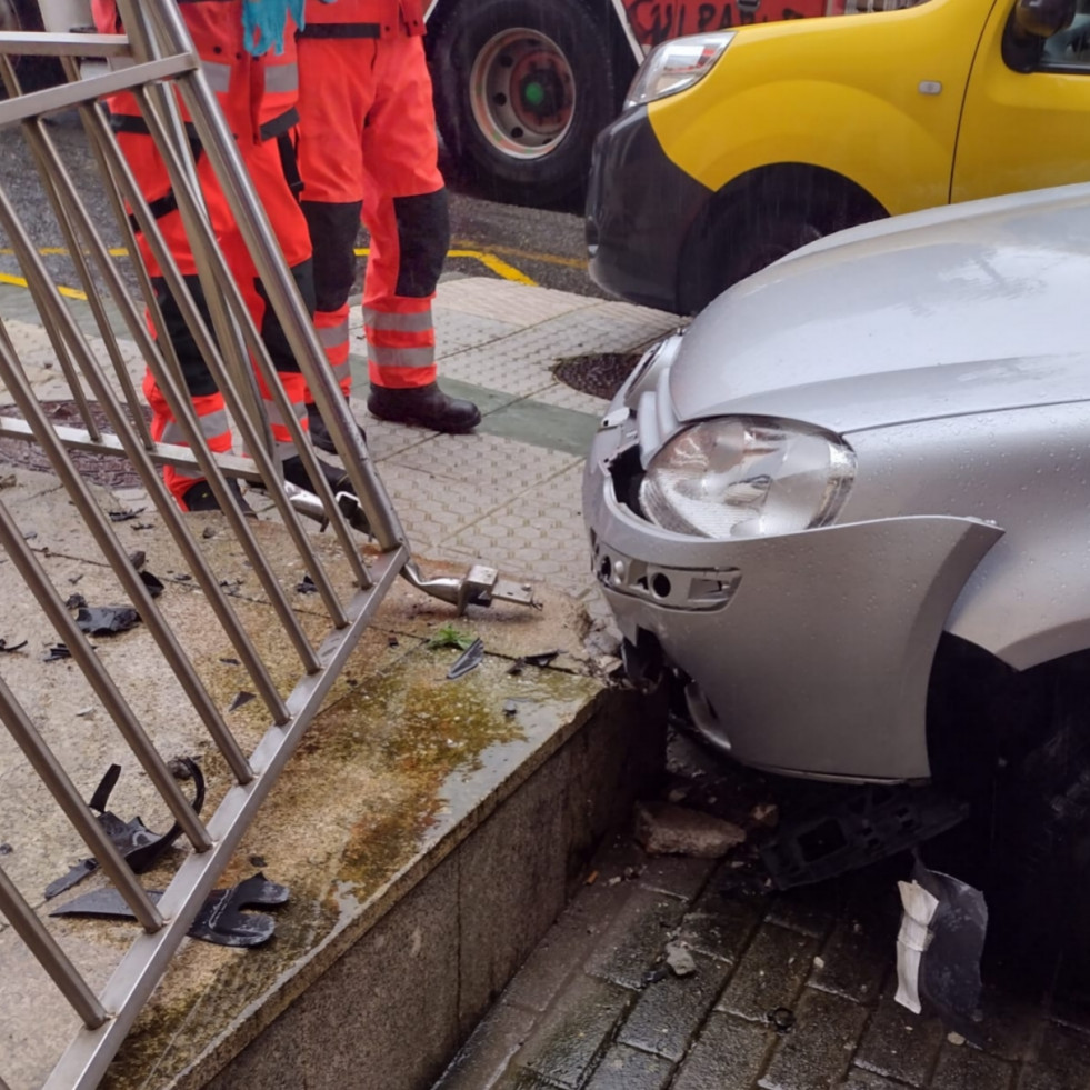 Herida una conductora en una colisión entre dos vehículos en la Rúa Estatuto de Galicia, en Boiro