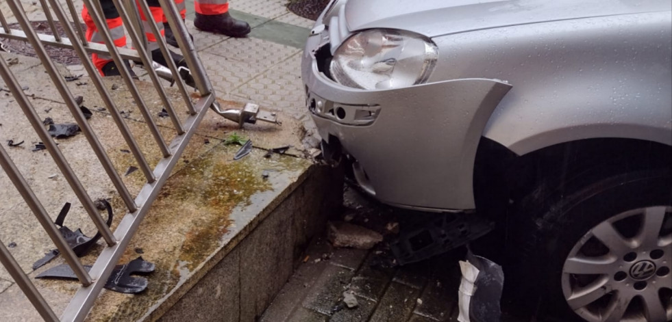 Herida una conductora en una colisión entre dos vehículos en la Rúa Estatuto de Galicia, en Boiro