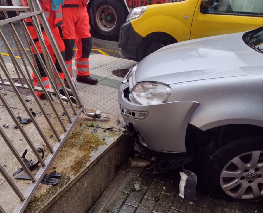 Herida una conductora en una colisión entre dos vehículos en la Rúa Estatuto de Galicia, en Boiro