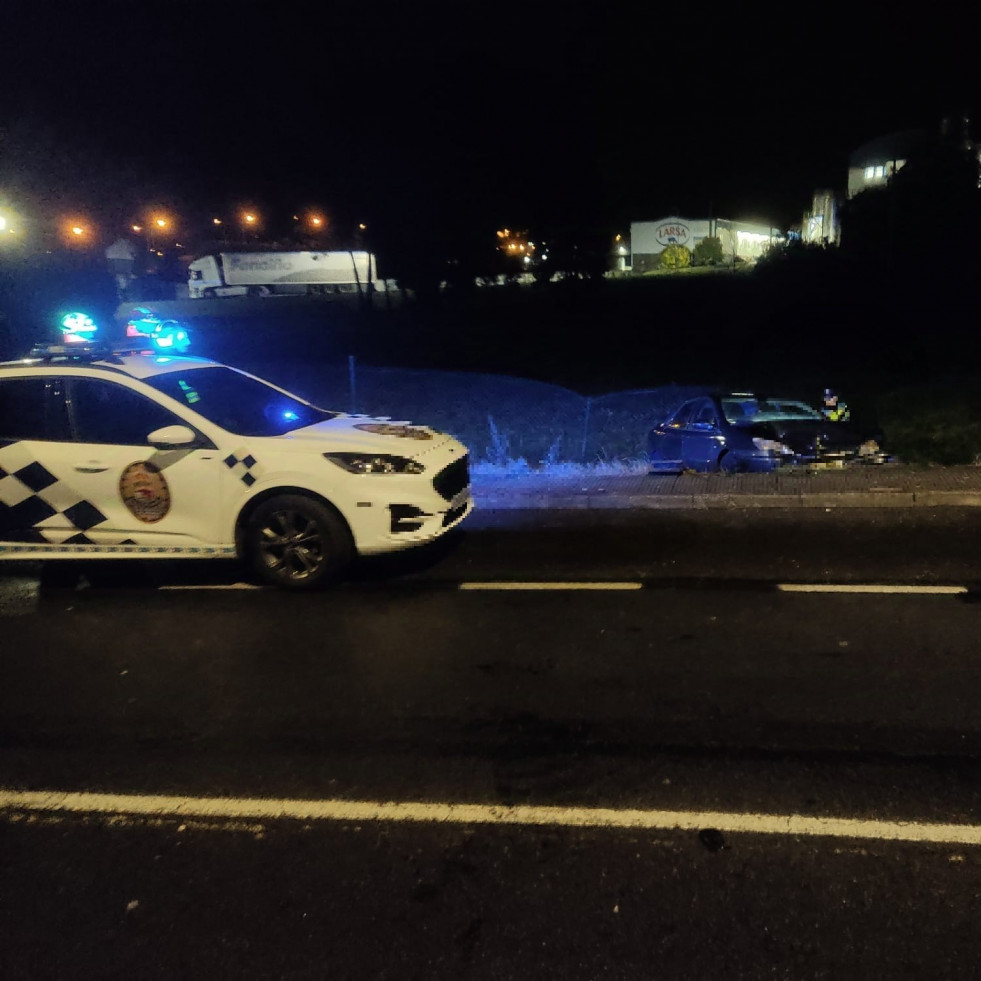 Fallece un conductor tras salirse de la vía en Os Martices