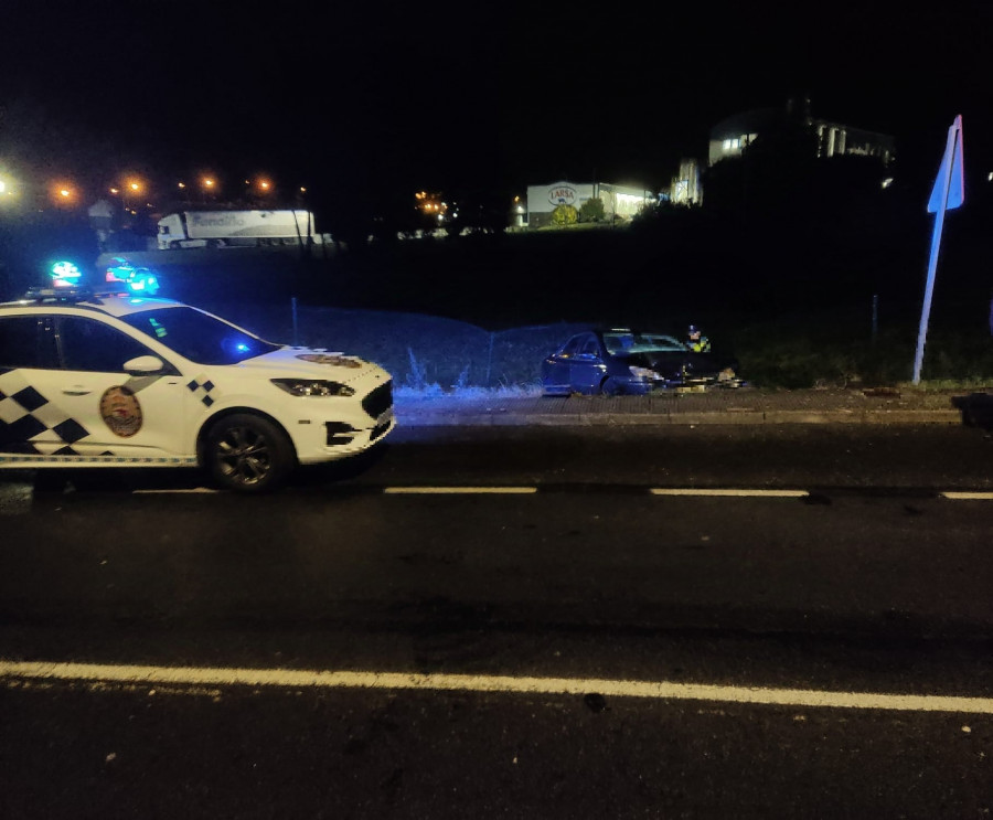 Fallece un conductor tras salirse de la vía en Os Martices