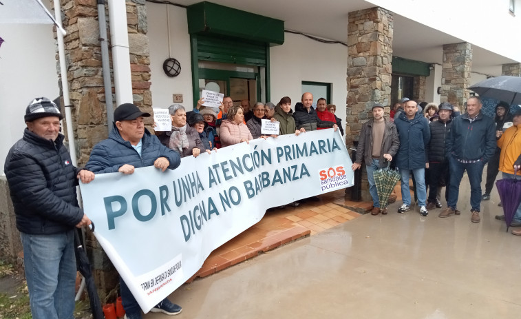 Los apoyos para reclamar la cobertura 100% de las dos plazas de médicos asignadas a Aguiño suma más de 1.650 firmas