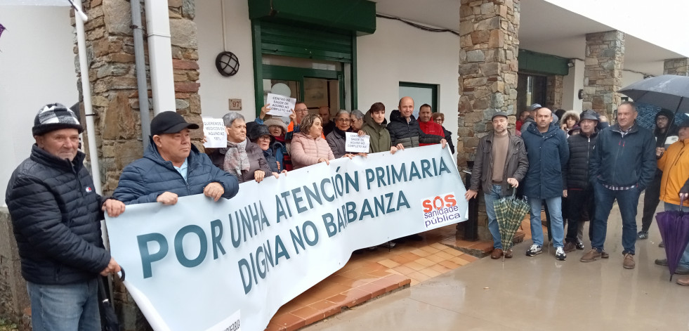 Los apoyos para reclamar la cobertura 100% de las dos plazas de médicos asignadas a Aguiño suma más de 1.650 firmas